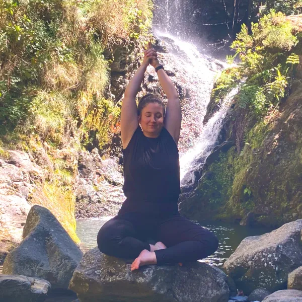 Sara beim Yoga